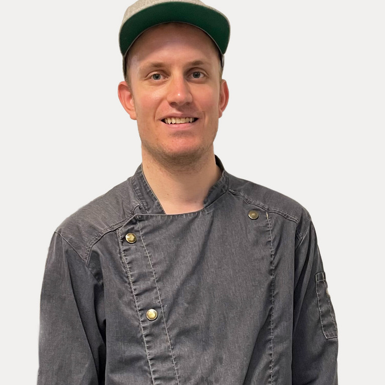 Foto: privat Portrait von Yannick Kueches, der in die Kamera lächelt.