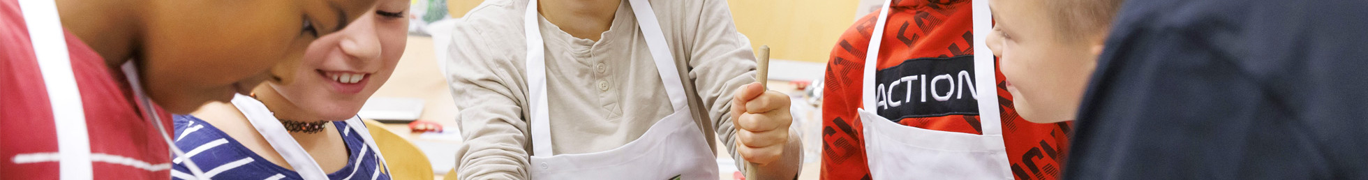 Foto: Foto: Sarah Wiener Stiftung | photothek Kinder stehen um einen Kochtopf