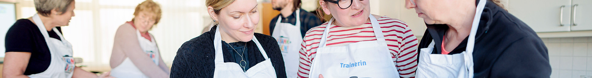 Foto: Foto: Sarah Wiener Stiftung | photothek Trainerin spricht mit Fortbildungsteilnehmenden.